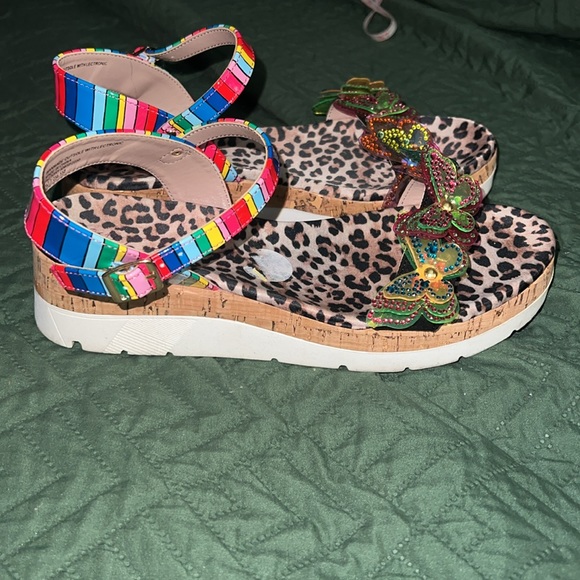 Betsey Johnson size 5 beautiful wedges - Picture 3 of 4